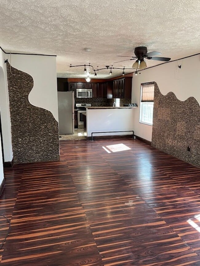 Building Photo - 2bd/1ba Bungalow Available Now!!