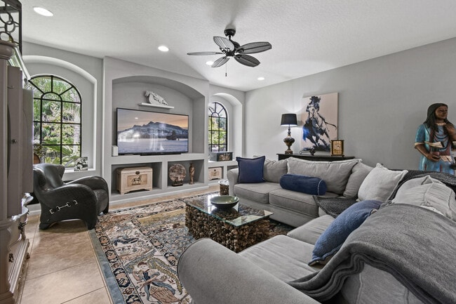 Building Photo - 3251 SW Holly Ln