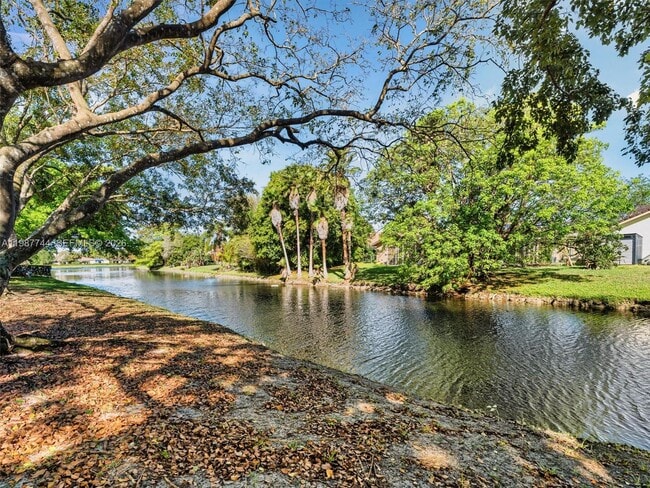 Building Photo - 11407 Lakeview Dr