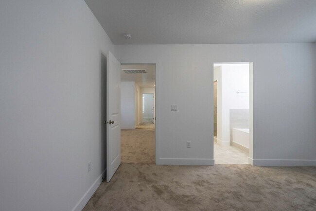 Building Photo - Well Maintained, 3 Bedroom and 2.5 Bathroom Townhome in Desert Color! Internet Included!
