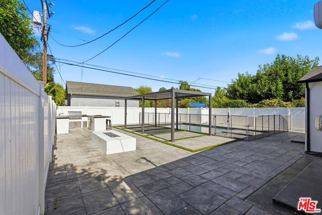Building Photo - 5735 Saloma Ave