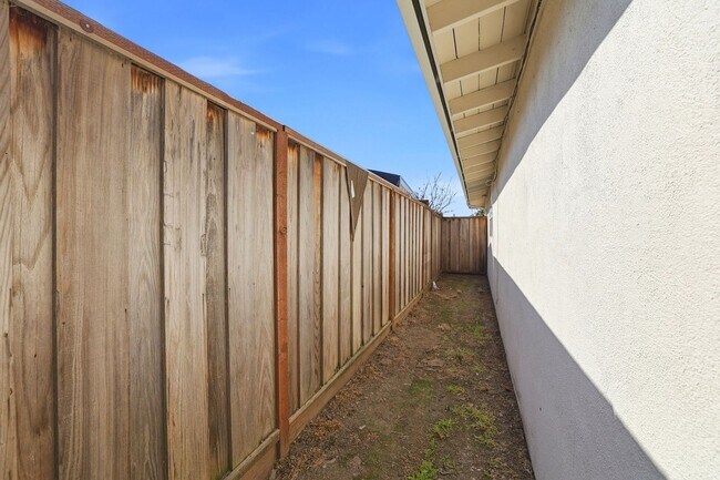 Building Photo - Recently Upgraded 3 Bedroom Home in San Jose