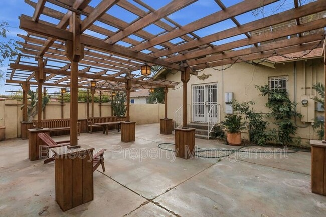 Building Photo - 718 W Roosevelt St