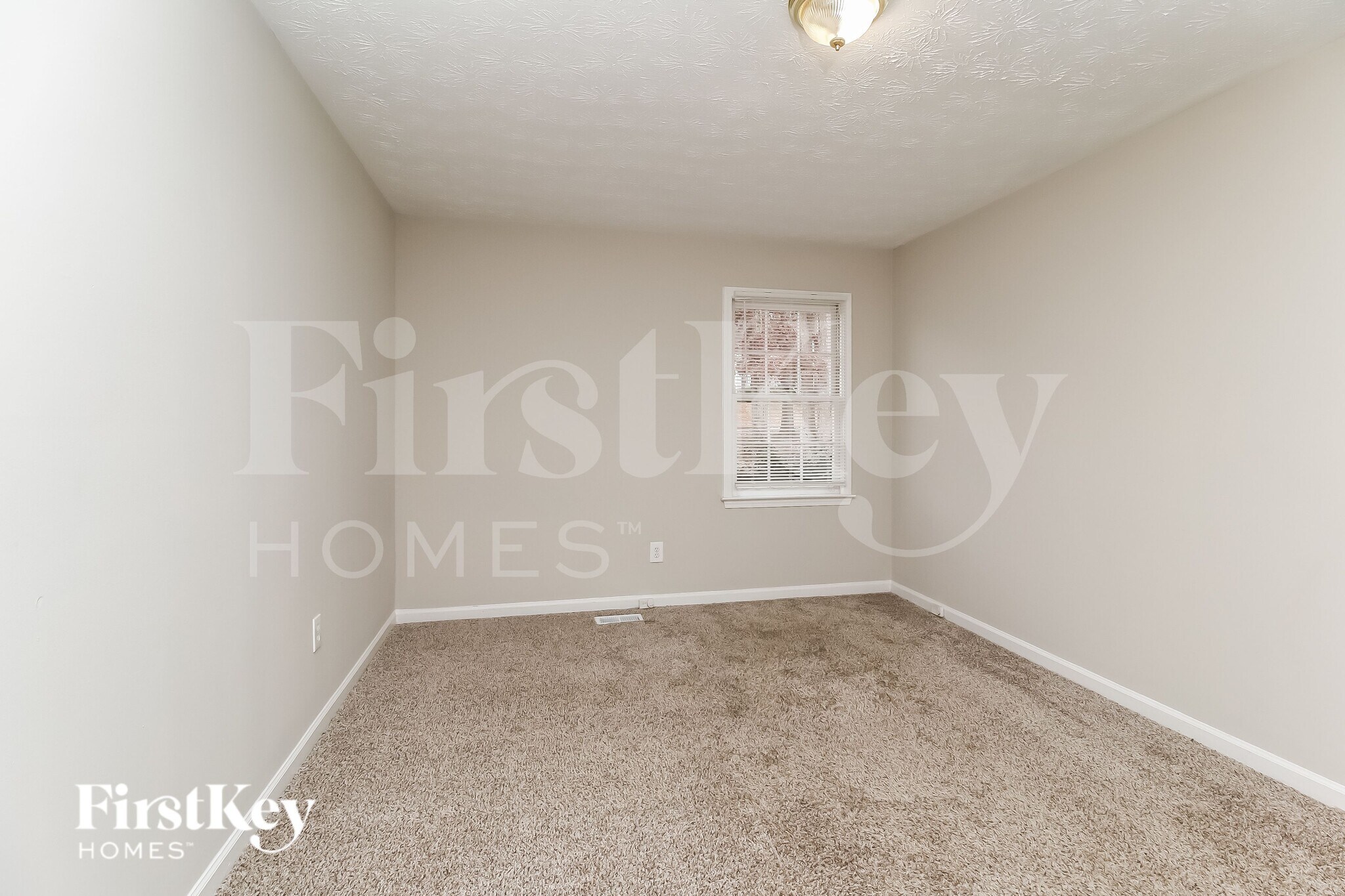 Building Photo - 1930 Fernwood Dr