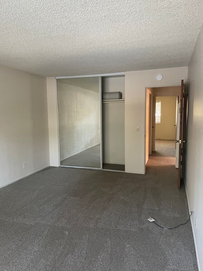 Building Photo - 2 bedroom, 1 bath condo (located on second...