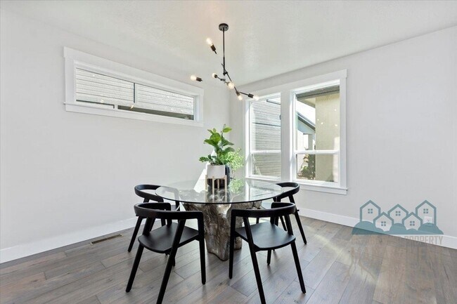 Building Photo - 1740 E State Ave