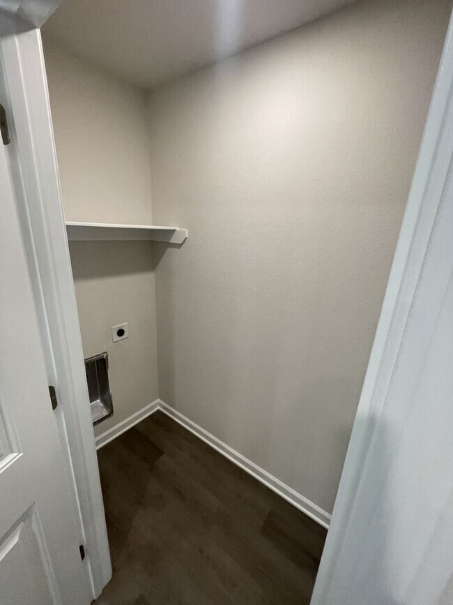 Building Photo - 2 bd 2.5 ba townhome