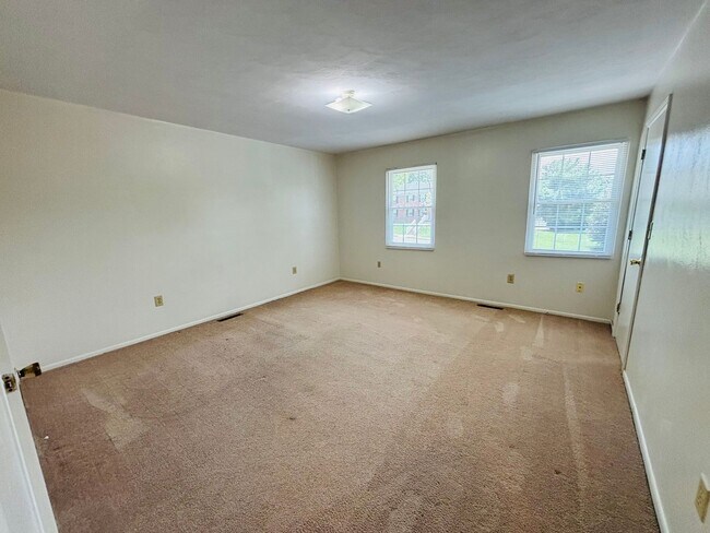 Building Photo - 2 Bedroom, 1.5 Bath Townhouse