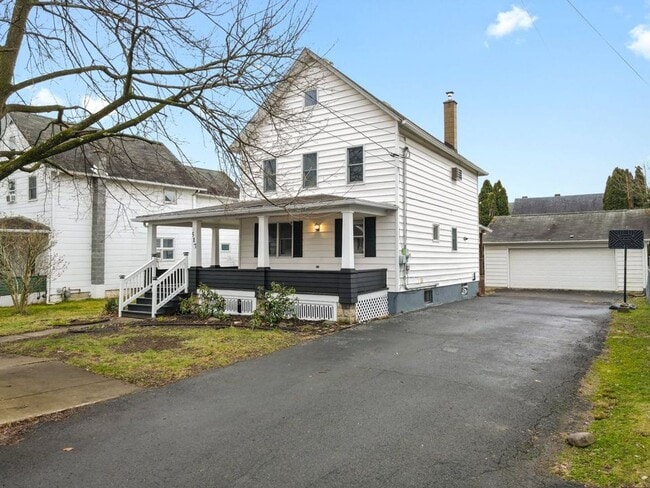 Building Photo - Newly Renovated 4-Bedroom House with Moder...