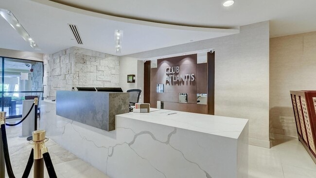 Building Photo - 2555 Collins Ave