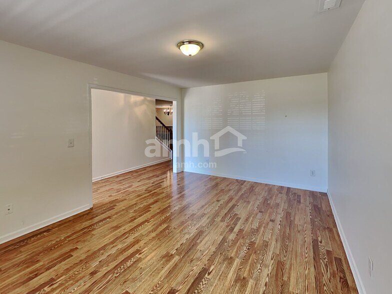 Building Photo - 1042 Vanguard Dr