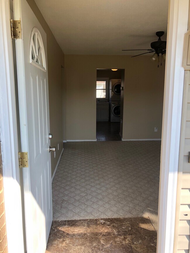 Building Photo - 1204 Lincoln Dr