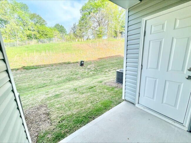 Building Photo - NOVEMBER SPECIAL - 2 Bedroom Townhome in L...