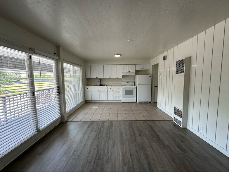 Building Photo - 951 N Redwood Rd
