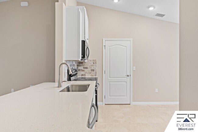 Building Photo - FULLY FENCED, LIKE NEW 4/3/2 ON A QUIET CUL-DE-SAC