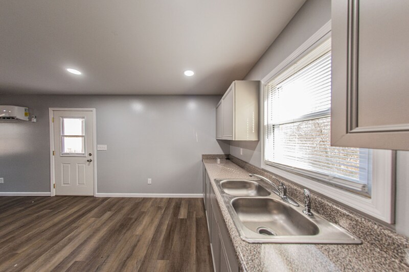 Building Photo - 120 Lake Dr