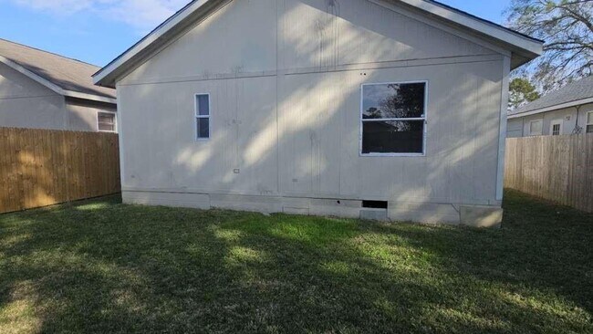 Building Photo - 11919 Kingslake Forest Dr
