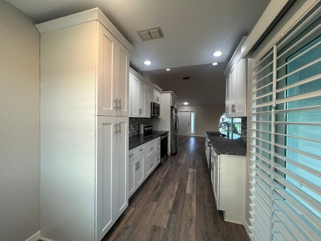 Building Photo - Fully Renovated Home in San Carlos with Wa...