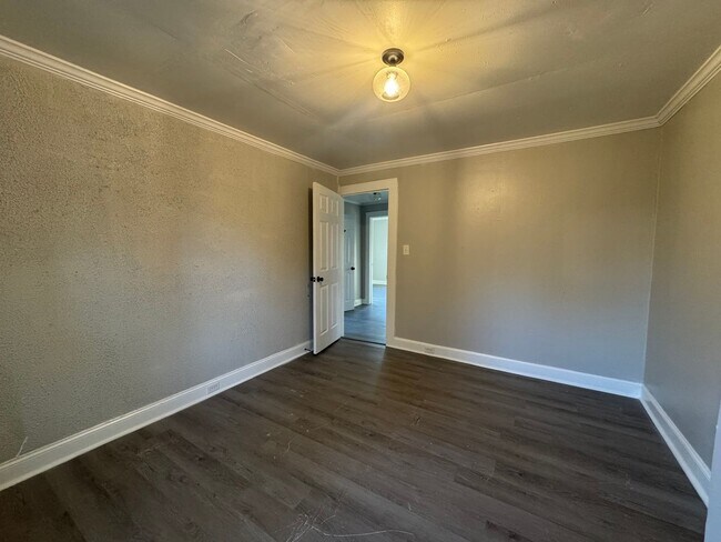 Building Photo - Charming Renovated Ranch Home in the Heart of Statesville