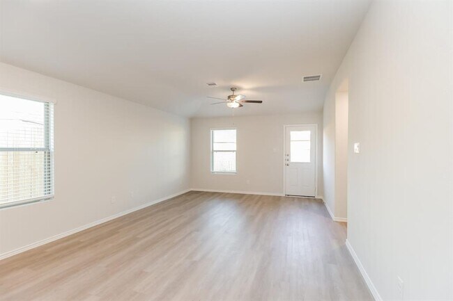 Building Photo - 5616 Poinsettia Pl