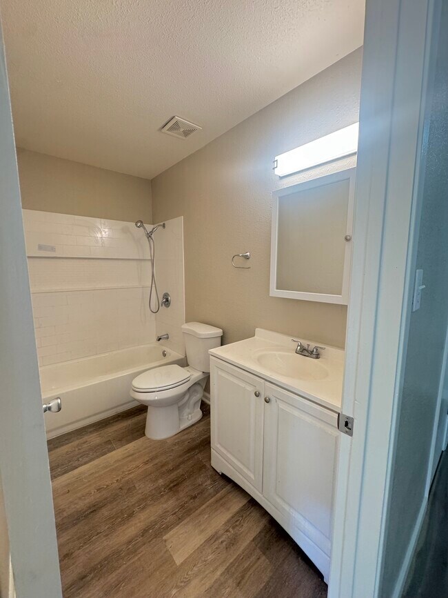 Building Photo - 2221 Dogwood Way