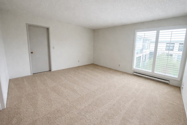 Building Photo - 1 BEDROOM / 1 BATH CONDO AVAILABLE AT WATERGATE COMPLEX IN EMERYVILLE!!!