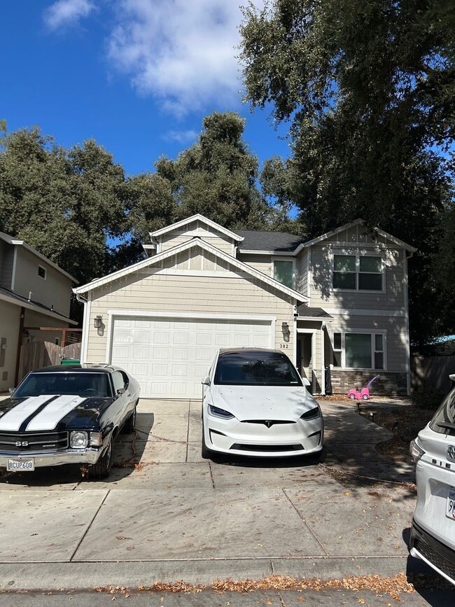 Building Photo - Beautiful newer home