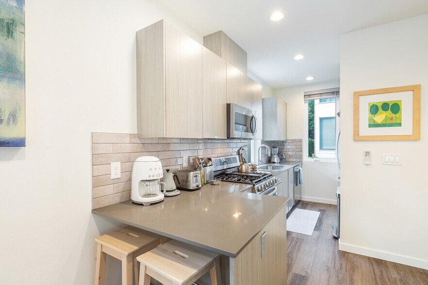 Building Photo - 9417 Roosevelt Way NE