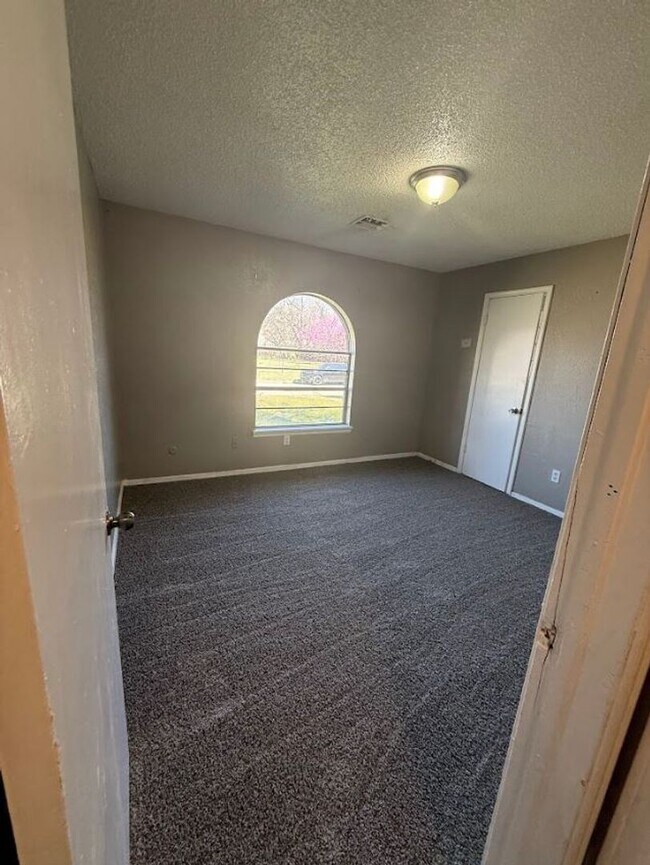 Building Photo - Charming 5 Bedroom House