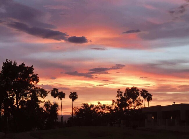 Building Photo - Large townhouse located on the golf course...