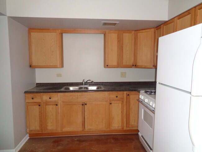 Building Photo - 9409 S 79th Ct