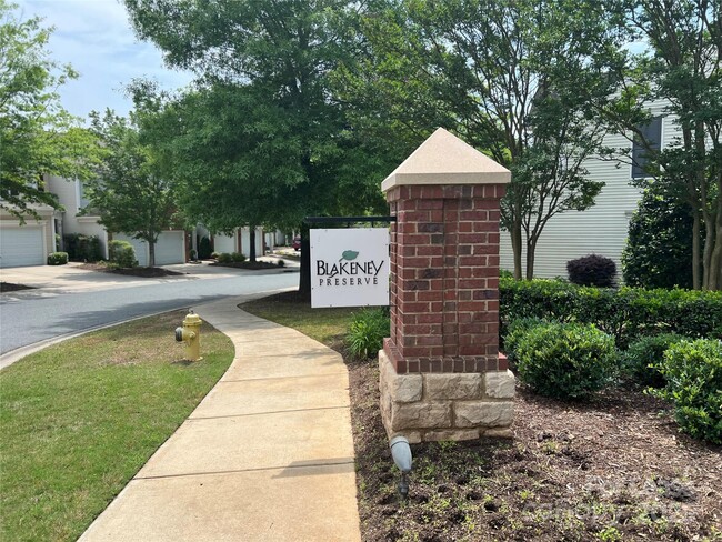 Building Photo - 10010 Blakeney Preserve Dr