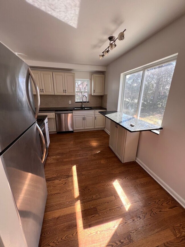 Building Photo - Fully Remodeled 3-Bedroom Home in Dearborn Heights — Great Location, Ready for You