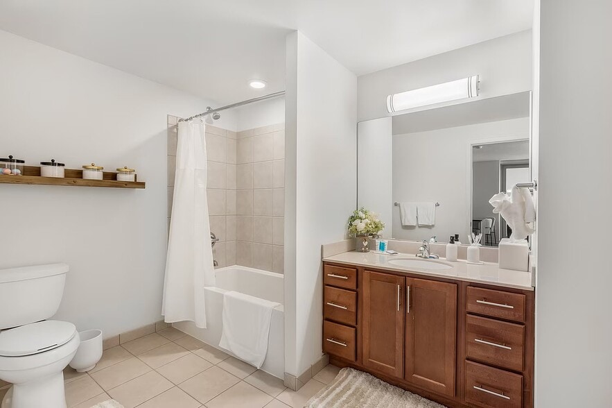 Building Photo - 659 W Kinzie St