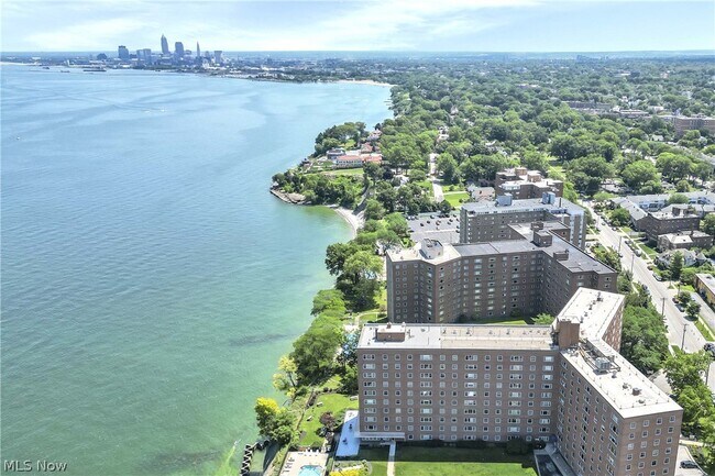 Building Photo - 11850 Edgewater Dr