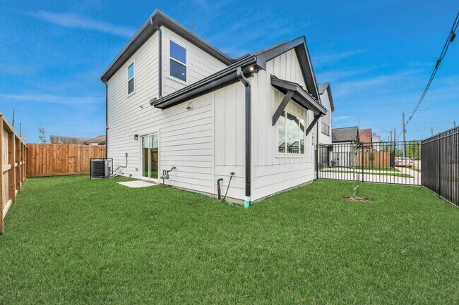 Building Photo - 1816 West St