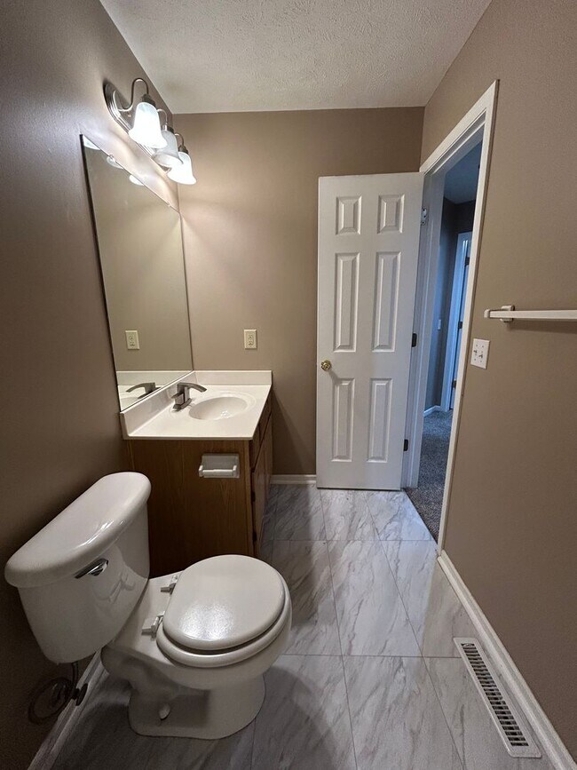 Building Photo - Spacious Split Level Living in Millard with a Backyard You’ll Love