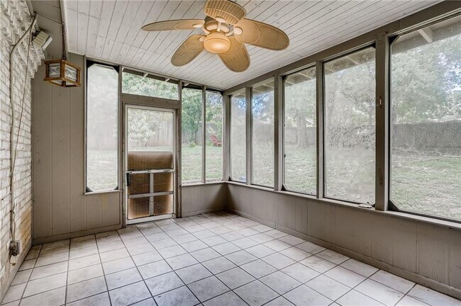 Building Photo - 2800 Westhill Dr