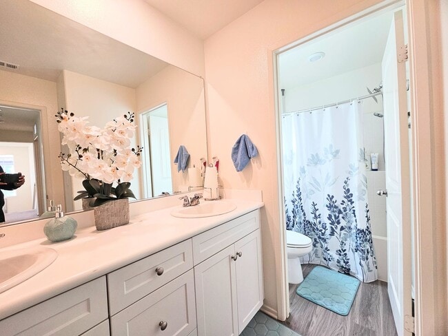 Building Photo - Beautiful Condo In a Nice Neighborhood 2 car garage