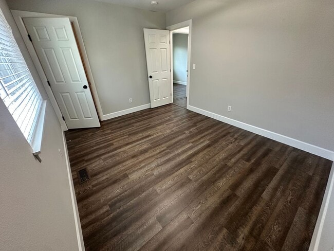 Building Photo - Beautiful Spacious Luxury Home
