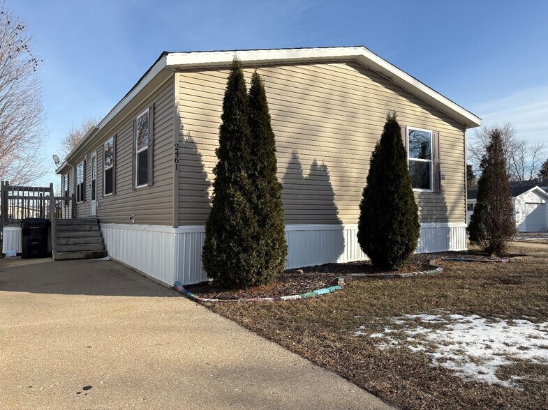 Building Photo - 2461 Sunset Dr