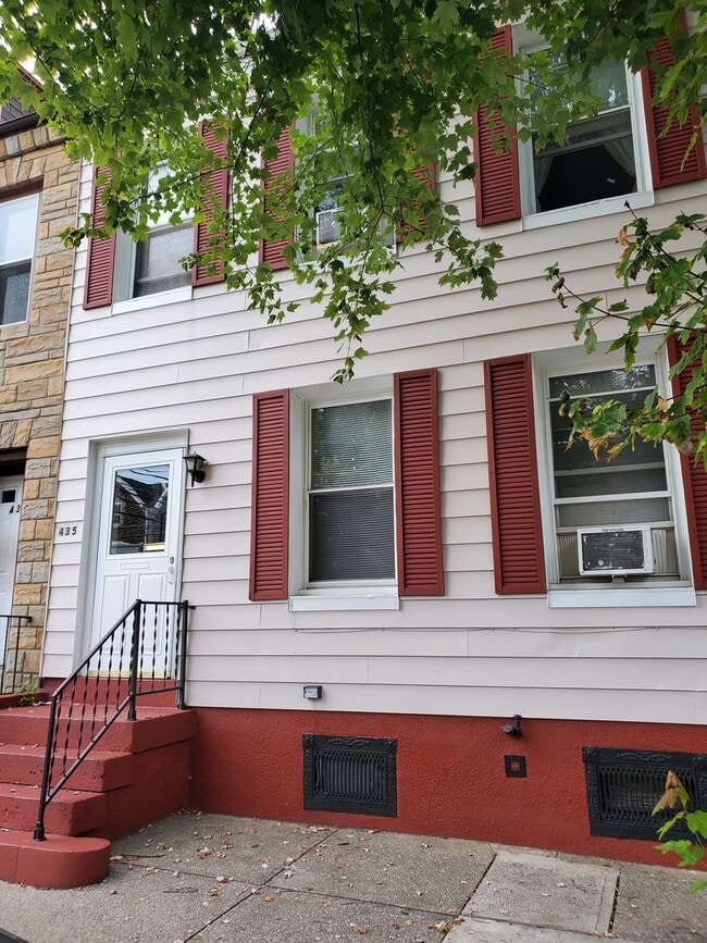 Primary Photo - Charming 4BR/2BA Home with First-Floor Bed...