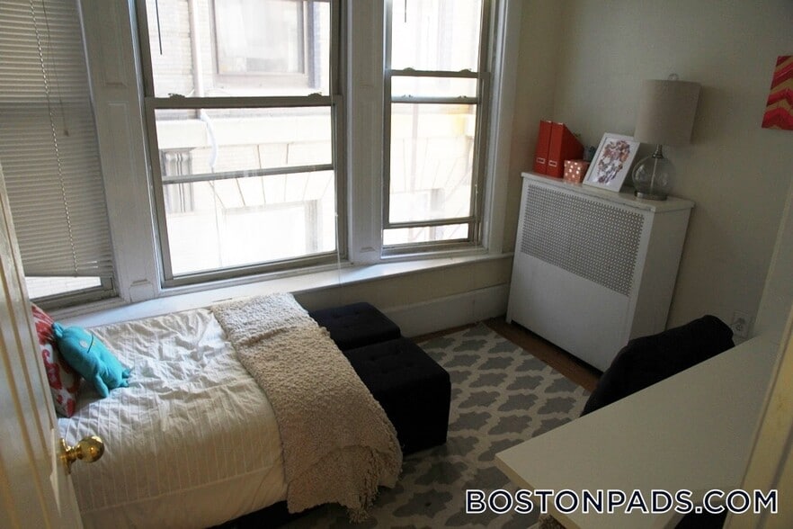 Building Photo - 879 Beacon St