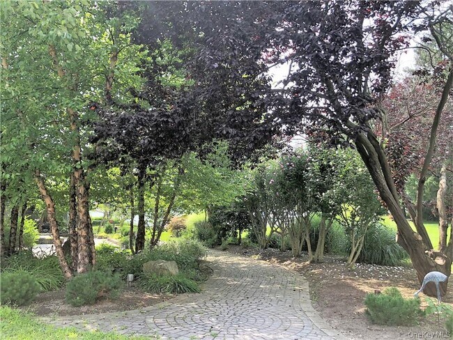 Building Photo - 7 Tamarack Rd