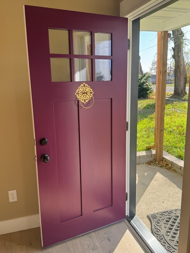 Building Photo - 218 S Oak St