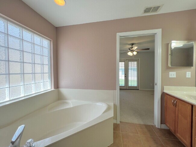 Building Photo - Beautiful 3 BD 2 BATH Home in Gated Community