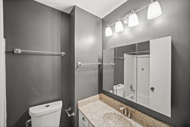 Building Photo - 2313 Crescent Park Dr