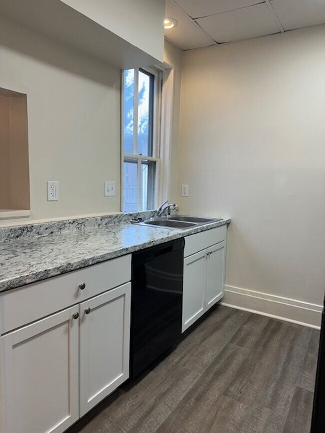 Building Photo - 570 Race St