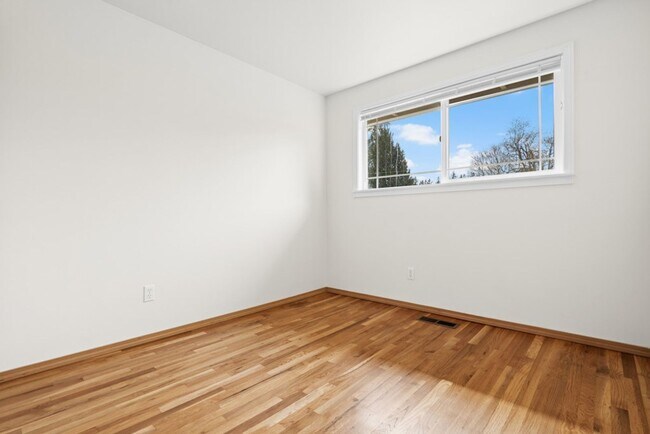 Building Photo - 3Bd/1.75Ba Bellevue House