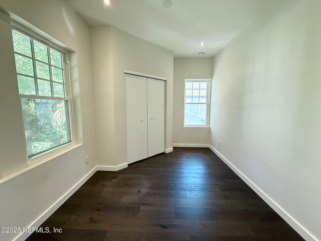 Building Photo - 1733 Memorial Park Terrace